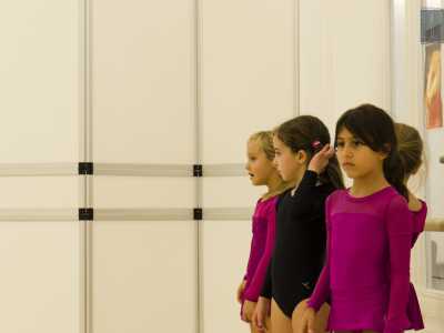 Aurora, Angelica e Aurora, tre delle iscritte al corso intermedio riservato alle bambine tra i 5 e i 7 anni. Sulla destra si intravede la sbarra usata per lo stretching all'inizio degli allenamenti

